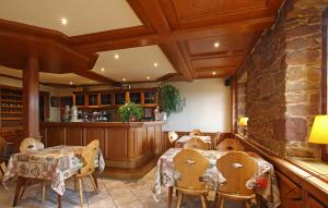 - une salle à manger avec une table et des chaises dans l'établissement Auberge De La Foret - Logis, à Vendenheim