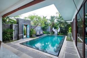 New Pondok Sara Villas - CHSE Certified游泳池或附近泳池