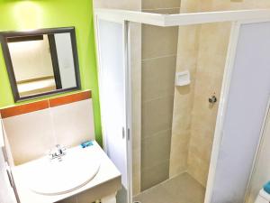 a bathroom with a sink and a shower at Hotel Plazha in Tuxtla Gutiérrez