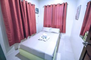 เตียงในห้องที่ Sulit Budget Hotel near Dgte Airport Citimall