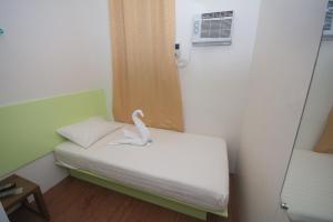 เตียงในห้องที่ Sulit Budget Hotel near Dgte Airport Citimall