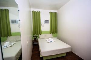 เตียงในห้องที่ Sulit Budget Hotel near Dgte Airport Citimall