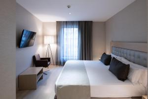 A bed or beds in a room at Catalonia Sagrada Familia