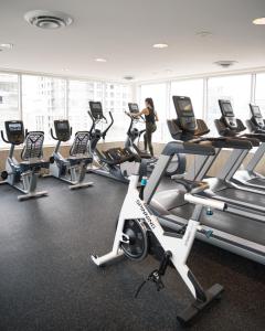 Centrul de fitness și/sau facilități de fitness de la One King West Hotel and Residence