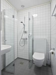 La salle de bains est pourvue d'une douche, de toilettes et d'un lavabo. dans l'établissement Heimly Pensjonat, à Flåm