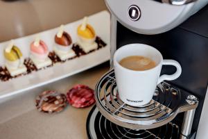 een kop koffie op een fornuis met gebak bij Hotel X Toronto by Library Hotel Collection in Toronto