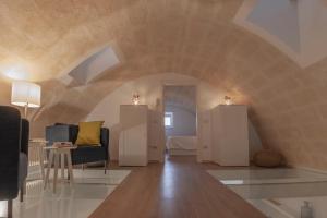 sala de estar con sofá y sillas en una habitación en LAMIA MATERA 11, en Matera