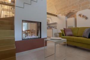 sala de estar con sofá y mesa en LAMIA MATERA 11, en Matera