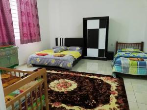 מיטה או מיטות בחדר ב-Faeyz Homestay Pertam Jaya