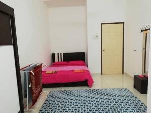 מיטה או מיטות בחדר ב-Faeyz Homestay Pertam Jaya