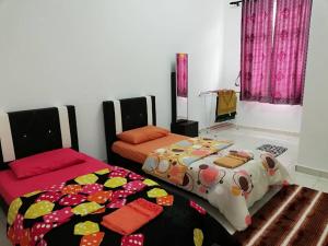 מיטה או מיטות בחדר ב-Faeyz Homestay Pertam Jaya