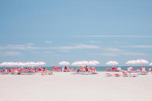 een groep stoelen en parasols op een strand bij Congress Hall in Cape May