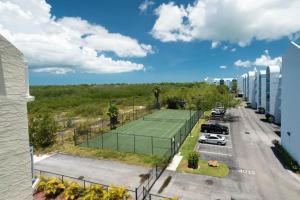 Tennis at/o squash facilities sa Sunrise Suites Bonaire Suite #210 o sa malapit