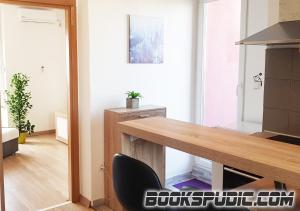 cocina con mesa de madera y silla negra en Penthouse Spudic Karlovac, en Karlovac