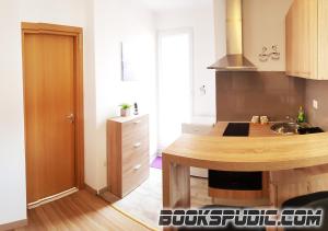 cocina con mesa de madera y fregadero en Penthouse Spudic Karlovac, en Karlovac