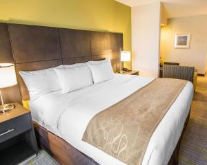 Een bed of bedden in een kamer bij Comfort Suites Miami Airport North