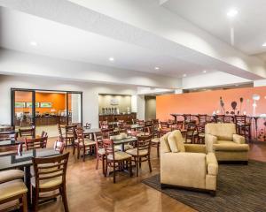 um restaurante com mesas e cadeiras e um bar em Sleep Inn & Suites Page at Lake Powell em Page