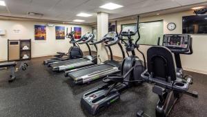 een rij cardio-apparaten in een sportschool bij Best Western Premier NYC Gateway Hotel in North Bergen