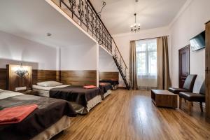 een hotelkamer met 2 bedden en een trap bij Kryva Lypa in Lviv