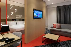 Studio M Arabian Plaza Hotel & Hotel Apartmentsにあるテレビまたはエンターテインメントセンター