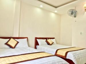 Giường trong phòng chung tại Mai Ngoc Hotel