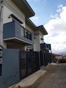 una casa con una recinzione nera davanti di Restful 3BR Hillside Duplex House a Baguio