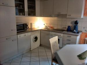 Кухня или мини-кухня в Uni - Lübeck Appartement
