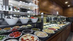 una línea de buffet con muchos tipos diferentes de comida en Stay! Hotel Boardinghouse, en Hamburgo