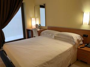 a bedroom with a large white bed and a window at Best Western Hotel Class Lamezia in Lamezia Terme