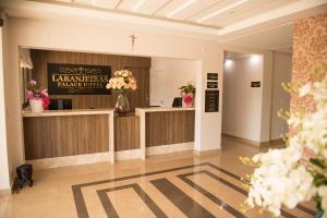 un vestíbulo de una farmacia con flores en el mostrador en Laranjeiras Palace Hotel, en Laranjeiras do Sul