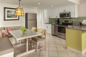 Kitchen o kitchenette sa Hyatt Vacation Club at Sunset Harbor