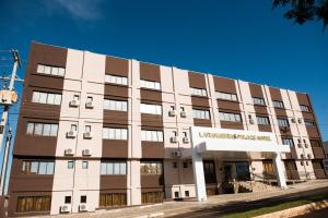 un edificio blanco y marrón en Laranjeiras Palace Hotel, en Laranjeiras do Sul