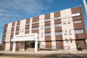 un edificio con una motocicleta estacionada frente a él en Laranjeiras Palace Hotel, en Laranjeiras do Sul