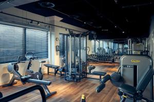 een fitnessruimte met diverse loopbanden en cardio-apparatuur bij Corendon Urban Amsterdam Schiphol Airport Hotel in Badhoevedorp