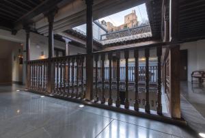 un balcone con ringhiere in legno in un edificio di Shine Albayzín a Granada