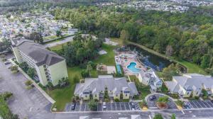 uma vista aérea de uma grande casa com piscina em Barefoot Suite em Orlando