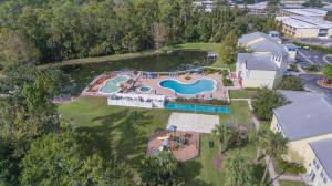 uma vista aérea de um parque aquático em Barefoot Suite em Orlando