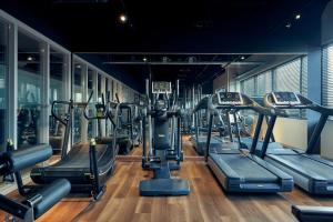 een fitnessruimte met een rij loopbanden en machines bij Corendon Urban Amsterdam Schiphol Airport Hotel in Badhoevedorp