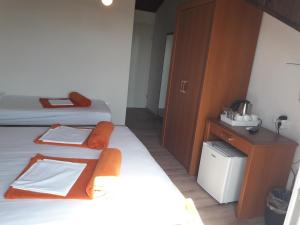 ein Hotelzimmer mit 2 Betten und einem Holzschrank in der Unterkunft Guest House Villa Bellevue in Cavtat