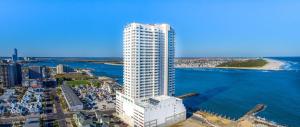 een luchtzicht op een hoog wit gebouw naast de oceaan bij Boardwalk Resorts - Flagship in Atlantic City