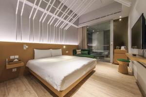 - une chambre avec un grand lit et une salle de bains dans l'établissement HOTEL PIN Jiaoxi, à Jiaoxi