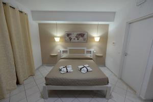 a bedroom with a bed with two towels on it at Villa Saturno in Tropea