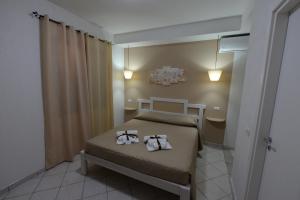 a small room with a bed with towels on it at Villa Saturno in Tropea