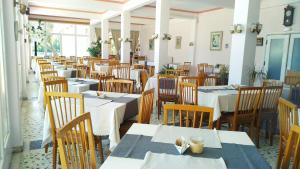 Um restaurante ou outro lugar para comer em Nireus Hotel