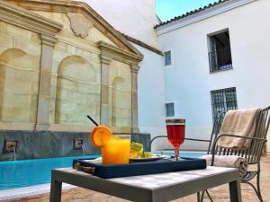 una mesa con una bandeja de comida y una bebida en Las Casas de la Judería de Córdoba, en Córdoba