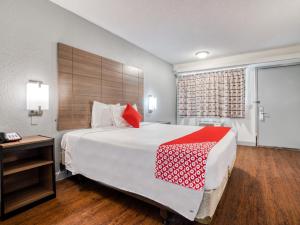 een hotelkamer met een groot bed en een raam bij Dallas Love Field Inn in Dallas