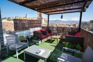 balcón con sillas, mesa y vistas en Casa de Federico Boutique, en Granada