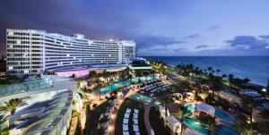 A piscina localizada em Fontainebleau Miami Beach ou nos arredores