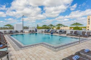 Бассейн в Wyndham Garden Ft Lauderdale Airport & Cruise Port или поблизости