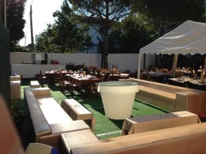 een restaurant met tafels en stoelen en een witte tent bij Albergo Cristallo in Cittiglio